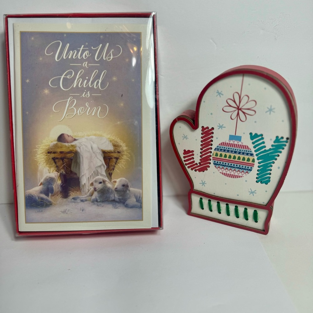 NWT. American Greetings 16 Xmas cards and wooden mitten shelf decoration.